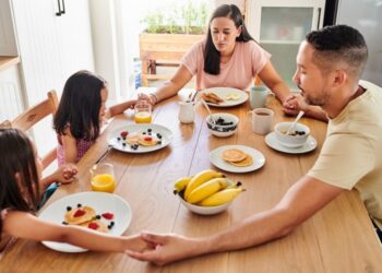 Begin Your Day with God: 7 Morning Prayers for the Complete Household – Christian Parenting