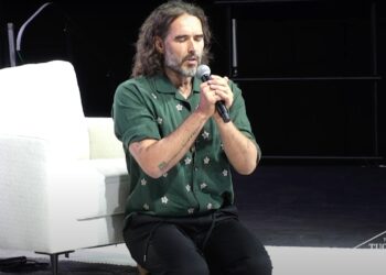 Russell Model prays in Jesus’ identify at TPUSA occasion