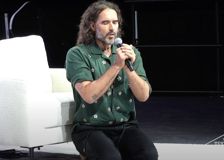 Russell Model prays in Jesus’ identify at TPUSA occasion