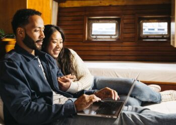 5 Methods for Husbands and Wives to Face the Holidays as a Crew